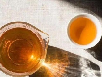 普洱茶生茶与熟茶一起冲泡，犹如盐和糖混合